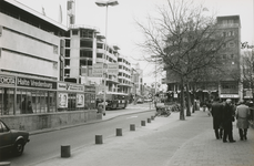 863632 Gezicht over de noordoostzijde van het Vredenburg te Utrecht, met links de bouw van het kantoor- en ...